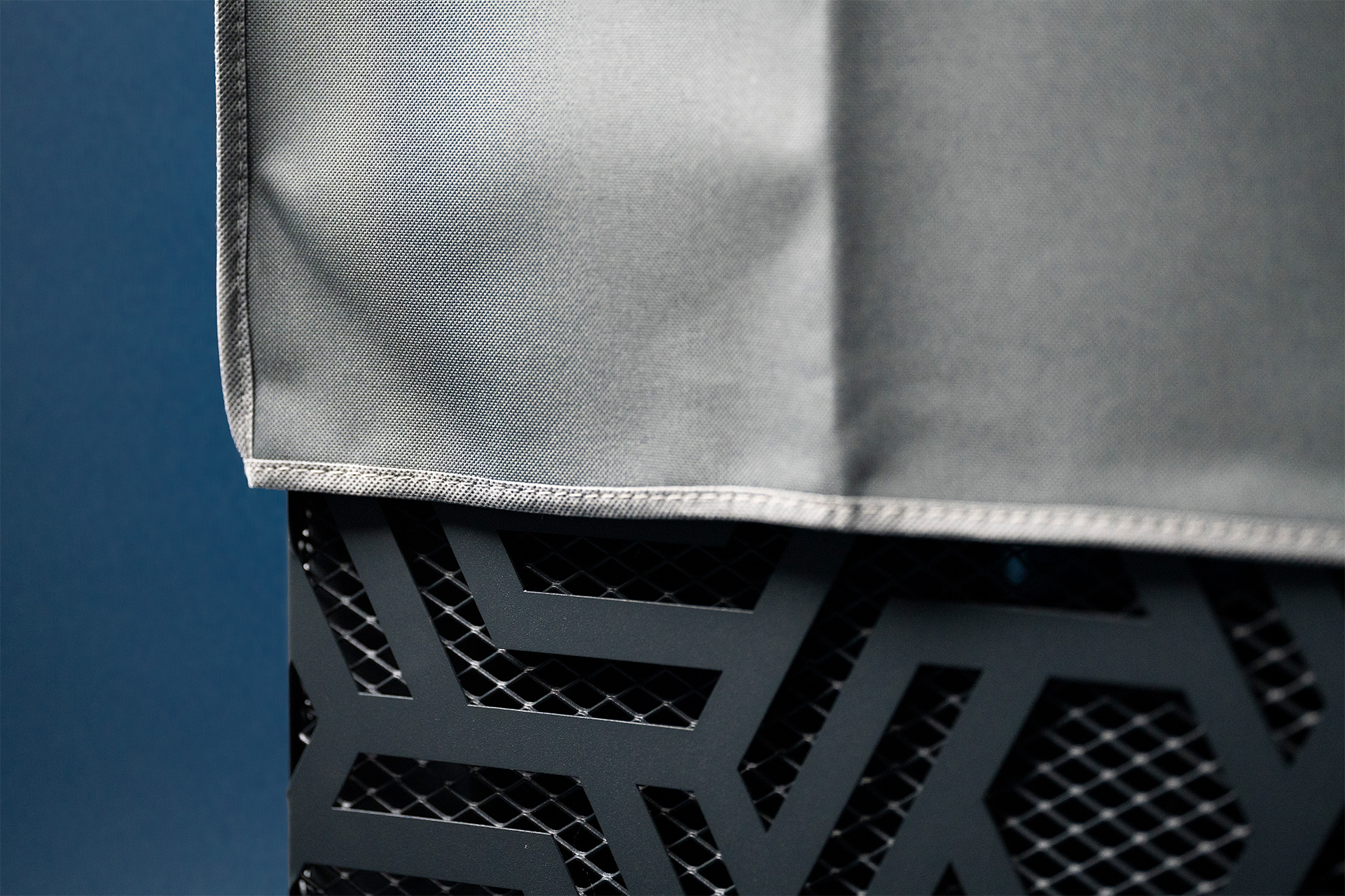 Detailansicht der grauen Abdeckung und des schwarzen Lüftungsgitters der Pool Wärmepumpe CF Comfort