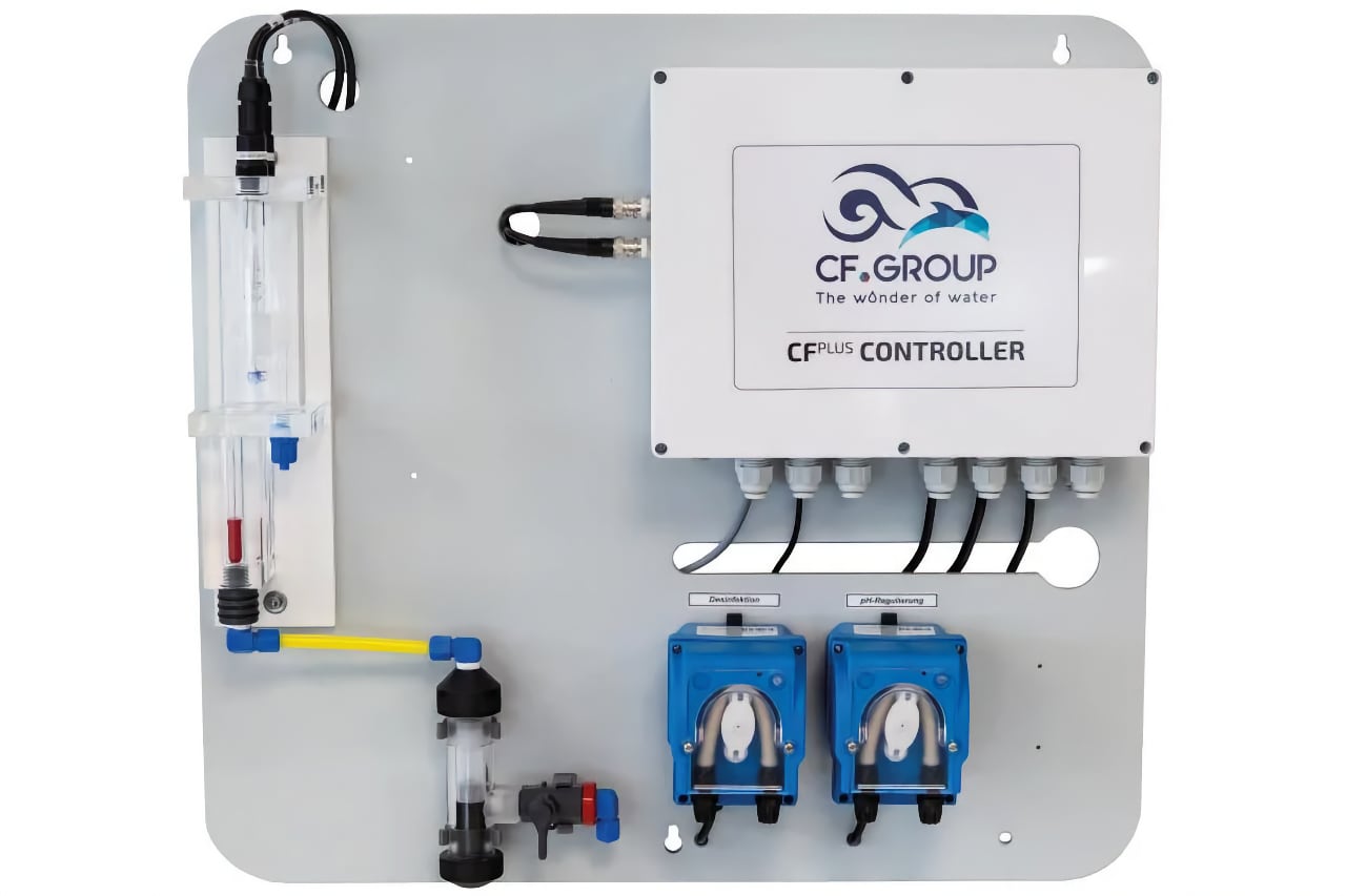 CF Plus Controller für die zentrale intelligente Beckensteuerung mit Dosierpumpen und Sensoren auf Montageplatte