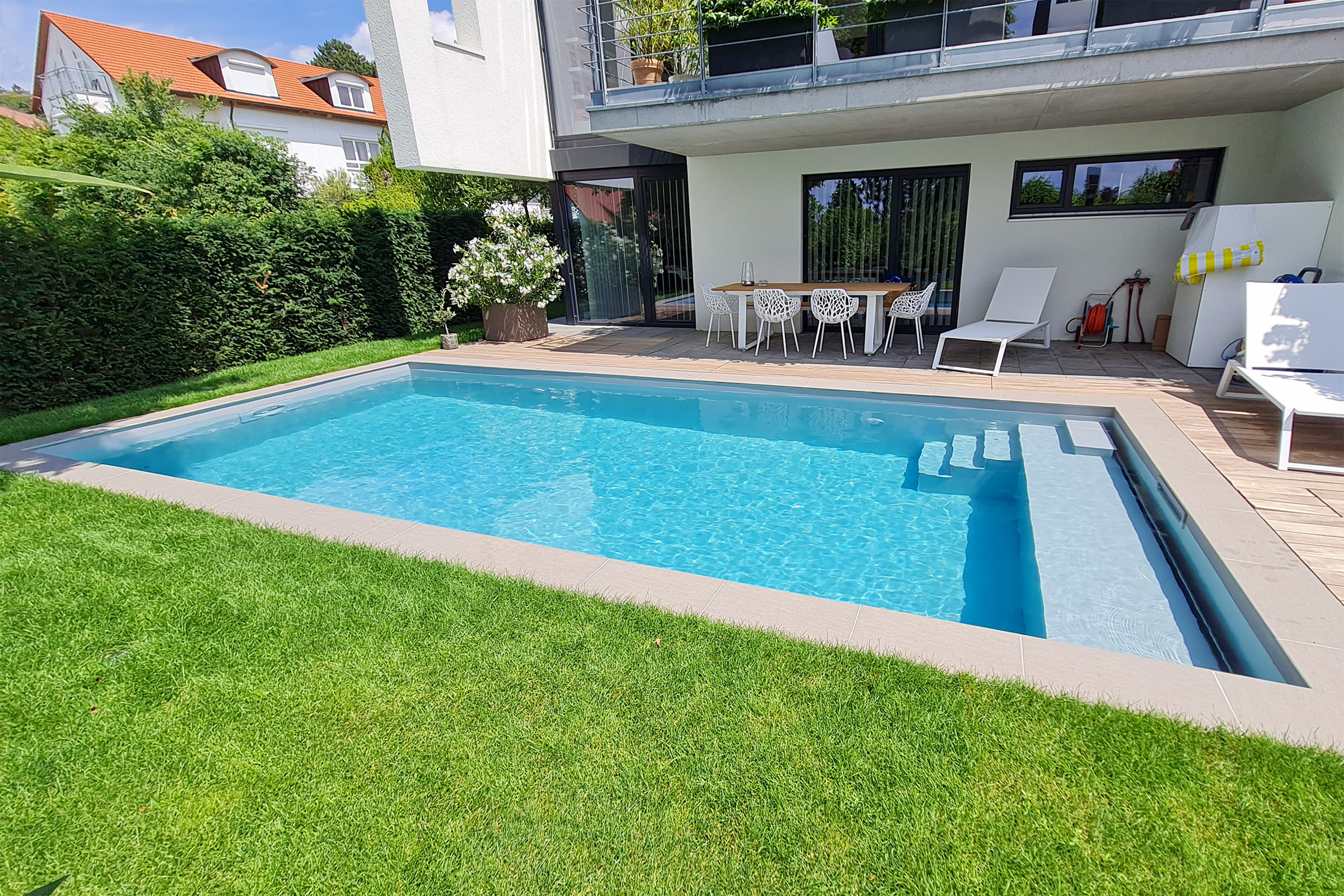 pp-pool-grau-skimmerpool-mit-rollo-in-sitzbank-001a Prime ISO PP Skimmerbecken 3x9 m