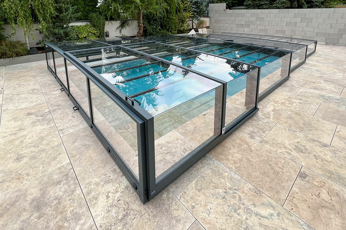 Detailansicht der Poolüberdachung Aluna® Exclusive Line R1 mit transparenten Seitenwänden und flachem Design