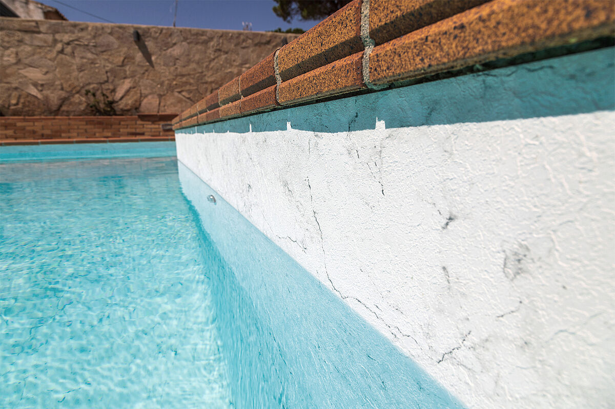 ALKORPLAN 3000 3D TOUCH Schwimmbadfolie in weißer Marmoroptik an der Beckenwand