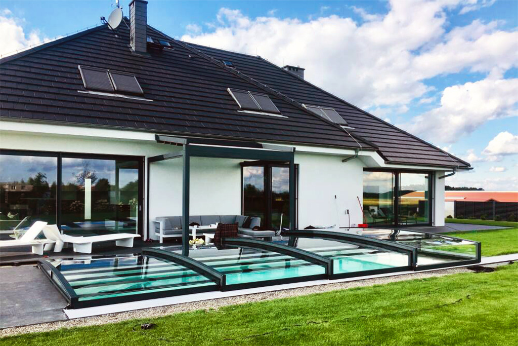 Flache Poolüberdachung Aluna Exclusive Line R1 vor einem modernen Haus mit Garten