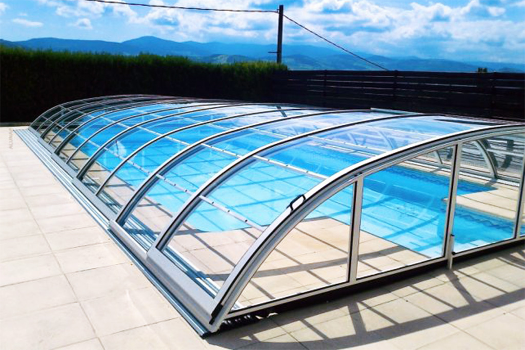 Detailansicht der flachen Poolüberdachung Aluna Atlanta mit Schienen und Griffen am Poolrand