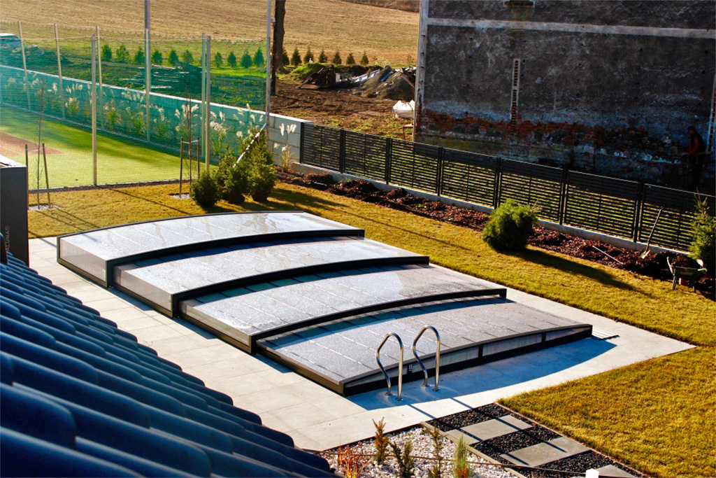 Aluna Poolüberdachung Exclusive Line R1, flach, mit Poolleiter und Dachziegeln im Vordergrund