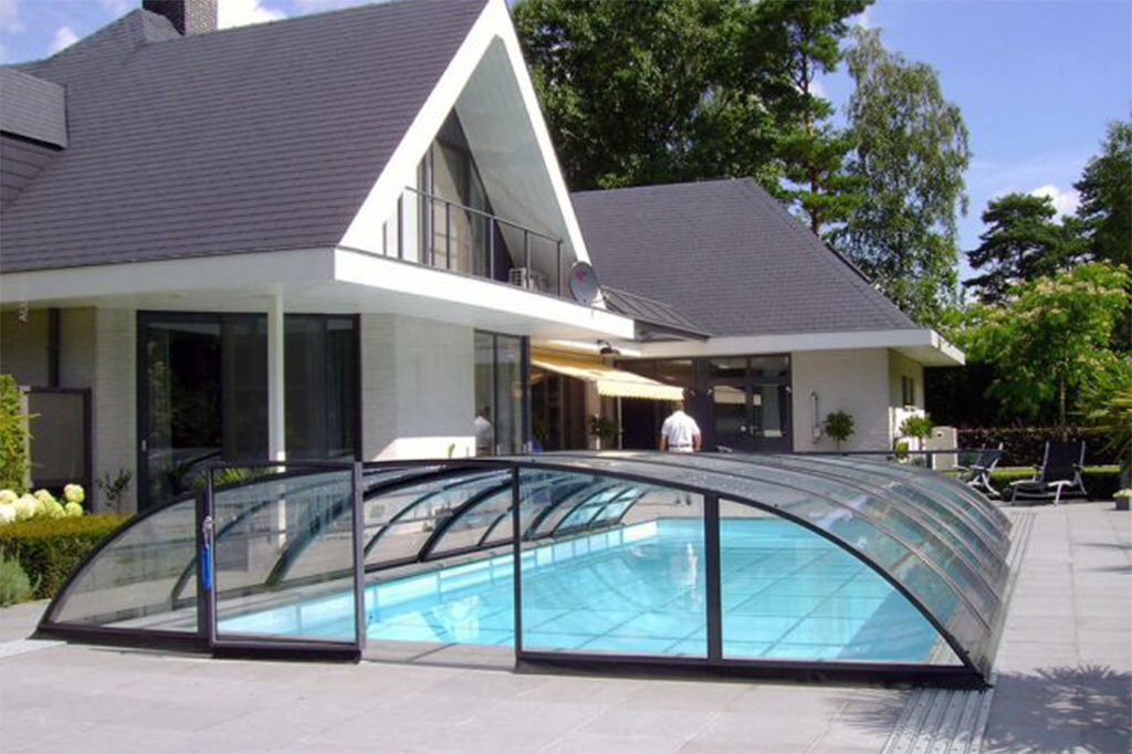 Aluna Atlanta Poolüberdachung, flach, mit geöffnetem Einstiegselement am Poolrand eines Hauses
