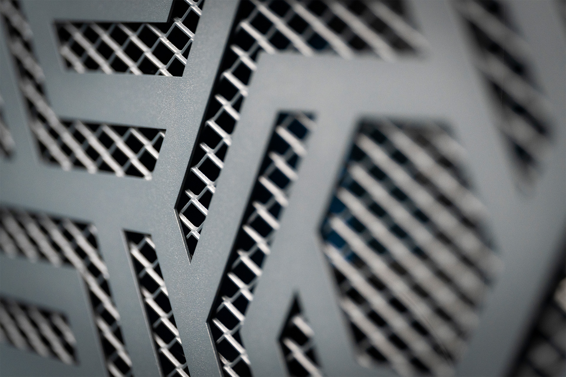 Detailansicht der Lüftungsgitter der Pool Wärmepumpe Inverter R290 – CF Comfort