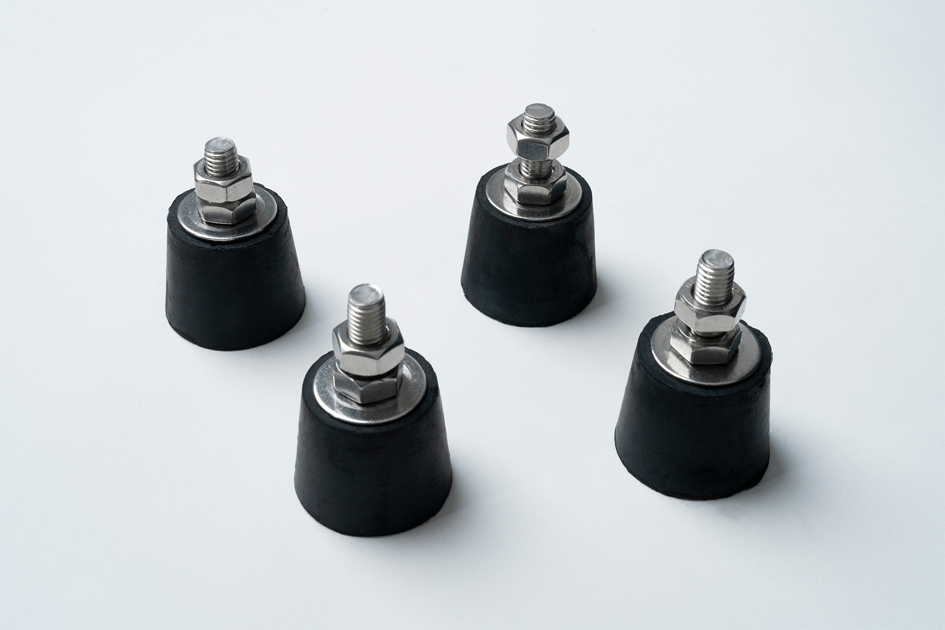 Vier schwarze Gummifüße mit Edelstahlschrauben und Muttern für Pool-Wärmepumpen
