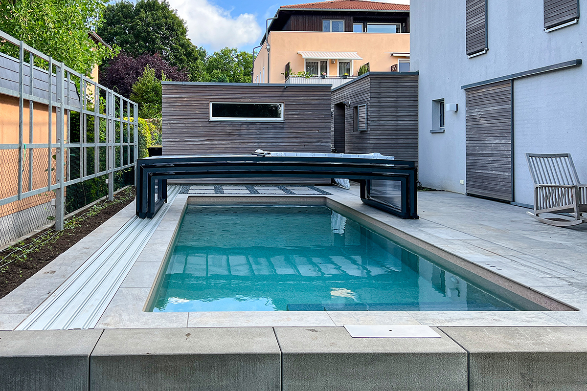 Poolüberdachung Aluna Exclusive Line R1, flach, auf Schienen am Beckenrand eines Pools